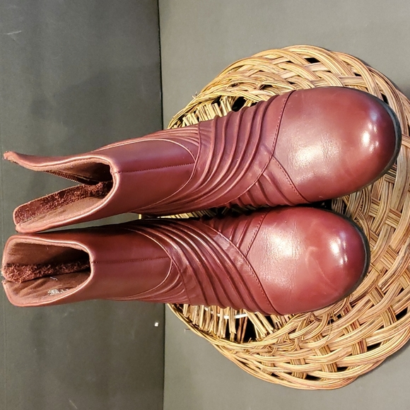 Rockport Women's Burgundy Booties.  8N - Picture 3 of 8